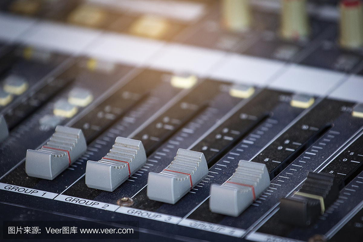 幻燈片調節音頻混音器的音量。工作室錄音設備